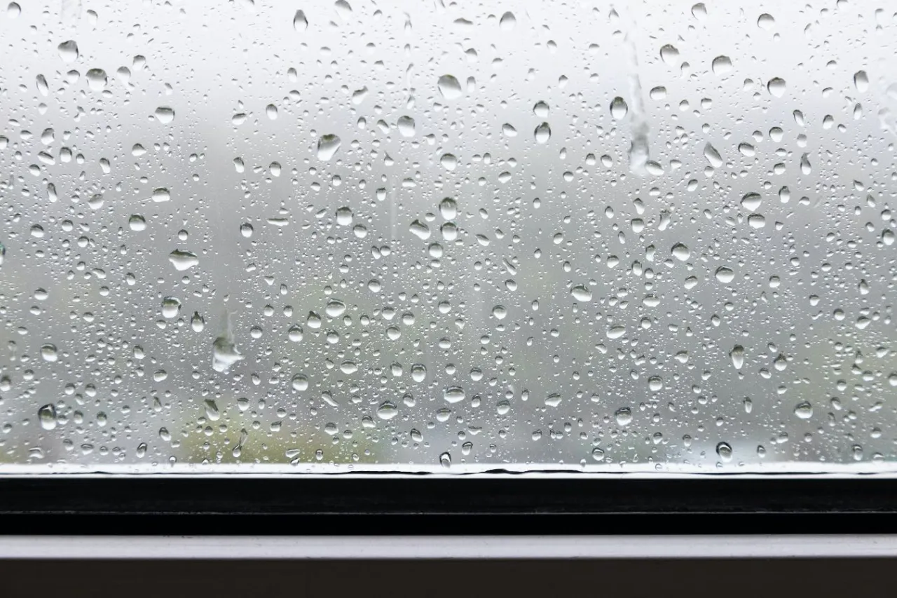 Jak wyciszyć parapet? Skuteczne sposoby na hałas deszczu