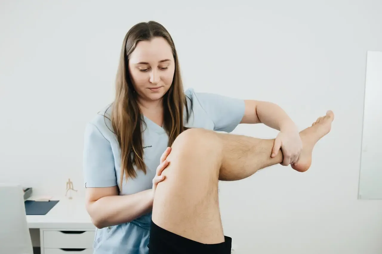 Kiedy rehabilitacja po artroskopii kolana? Kluczowe informacje i czas powrotu