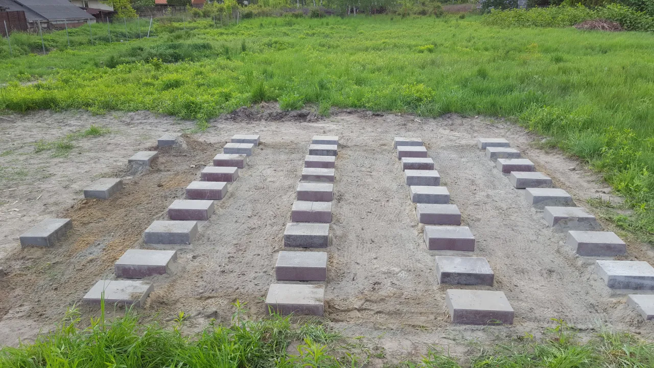Bloczki pod garaż blaszany: tani i prosty fundament krok po kroku