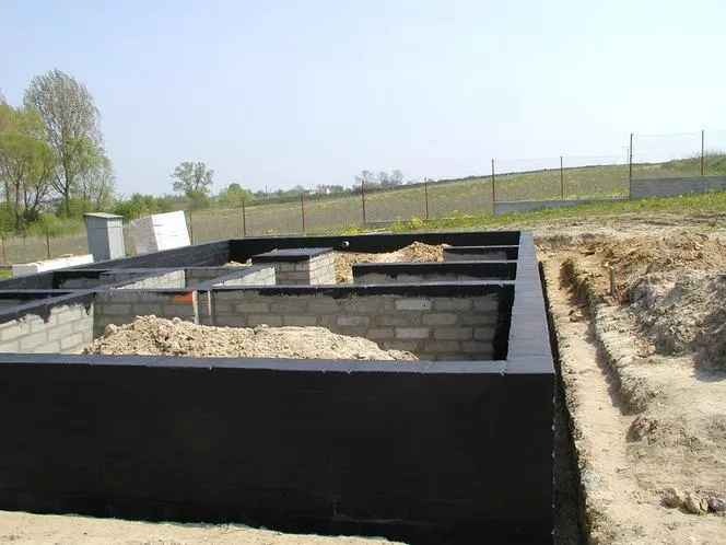 Jaką masę bitumiczną na fundament wybrać: skuteczna izolacja domu Jaką masę bitumiczną na fundament wybrać: skuteczna izolacja domu