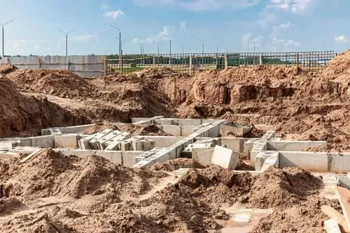 Czym zasypać fundamenty z zewnątrz, aby uniknąć problemów z wilgocią?