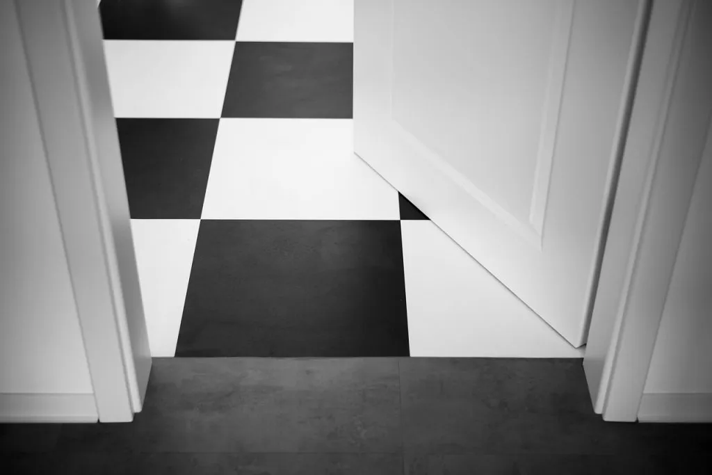Płytki czy panele w przedpokoju – co wybrać, aby nie żałować? Płytki czy panele w przedpokoju – co wybrać, aby nie żałować?