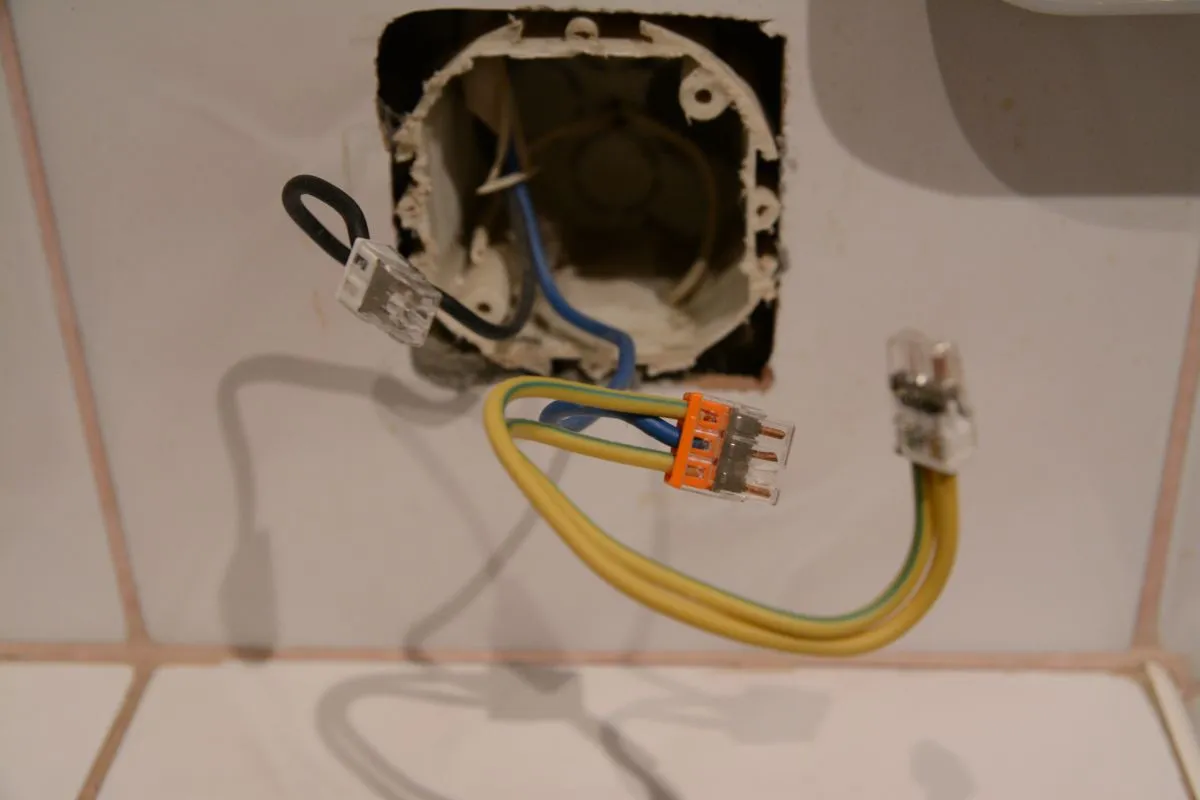 Kabel dwużyłowy do wtyczki z bolcem - jak uniknąć zagrożeń? Kabel dwużyłowy do wtyczki z bolcem - jak uniknąć zagrożeń?