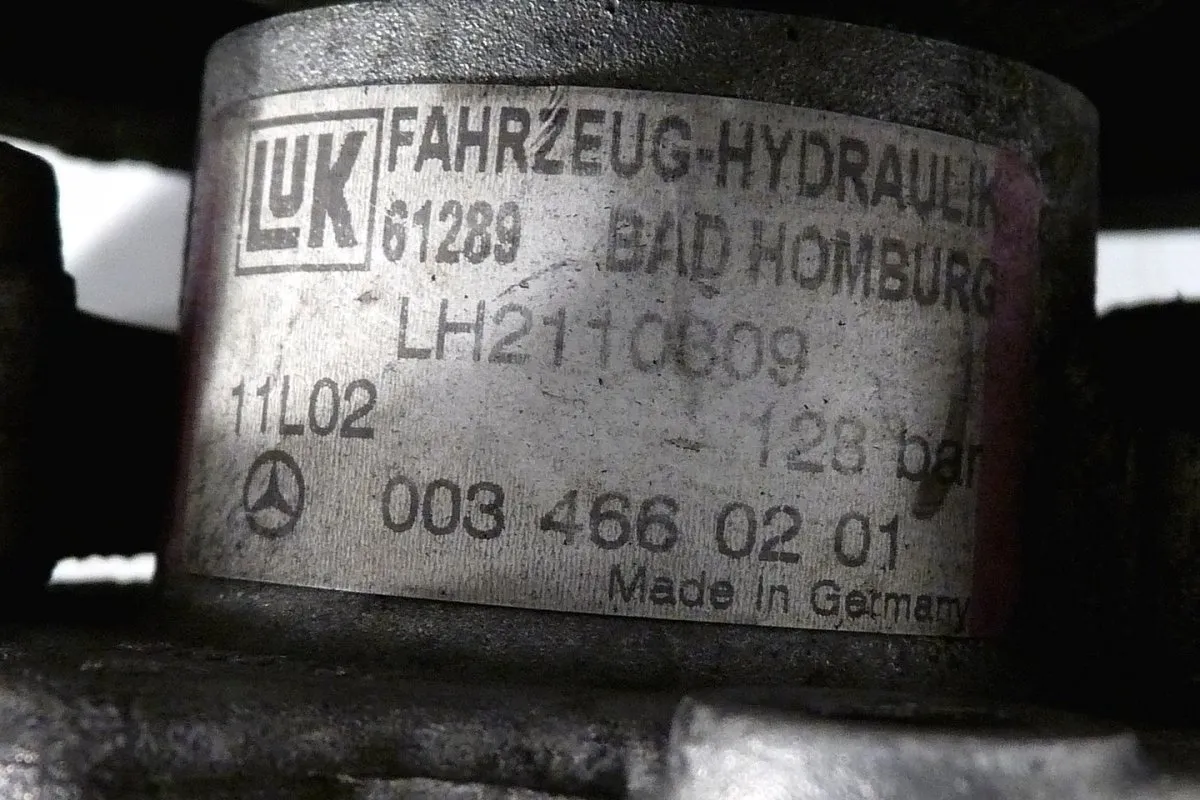Pompa wspomagania Mercedes W211: Diagnoza, naprawa, koszty