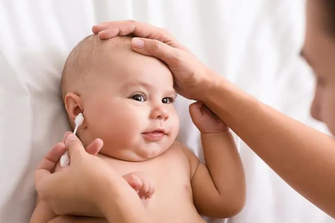 Jak czyścić uszy niemowlakom bez ryzyka uszkodzenia i bólu