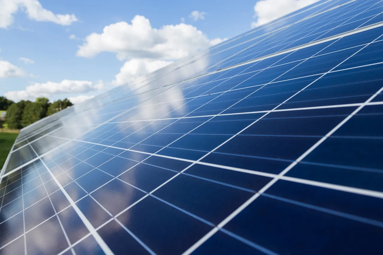 Comprendre les panneaux solaires photovoltaïques : avantages et coûts
