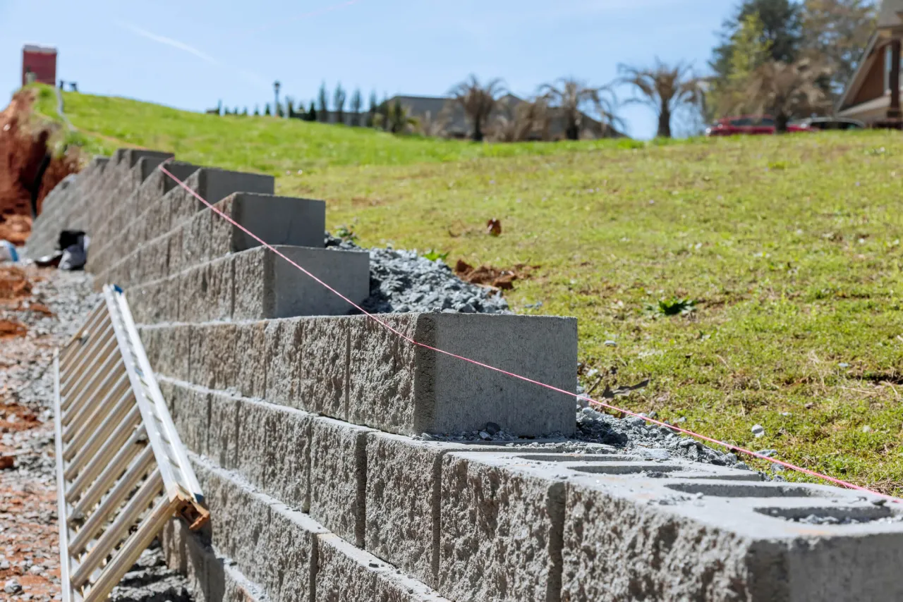 Mur z kamienia: Przewodnik po budowie, kosztach i przepisach Mur z kamienia: Przewodnik po budowie, kosztach i przepisach