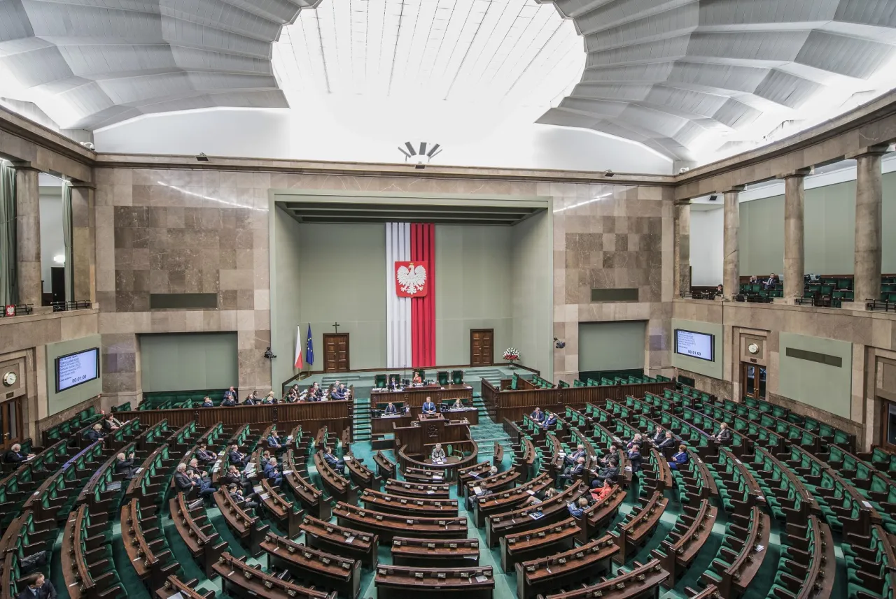 Jak zapisać się do partii politycznej w Polsce? Poradnik