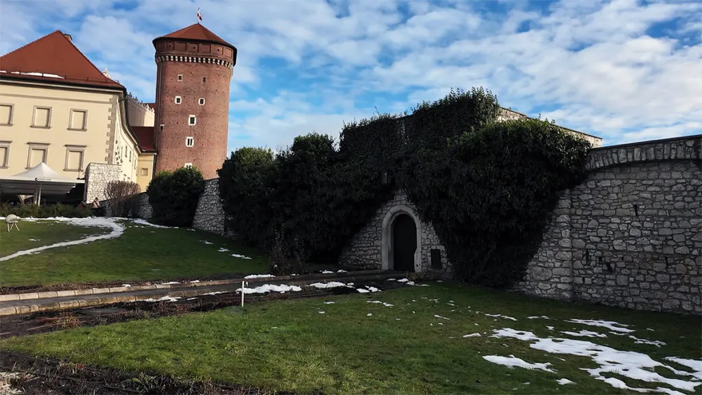 Dlaczego wieże zamku na Wawelu noszą tak dziwne nazwy? Dlaczego wieże zamku na Wawelu noszą tak dziwne nazwy?