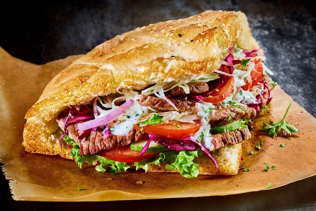 Ile kalorii ma kebab? Sprawdź, co wpływa na jego kcal