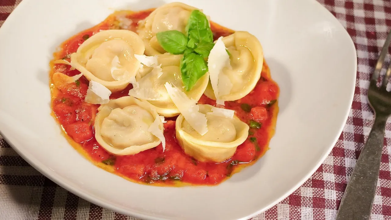 Co podać z tortellini prosciutto? Najlepsze sosy i dodatki Co podać z tortellini prosciutto? Najlepsze sosy i dodatki
