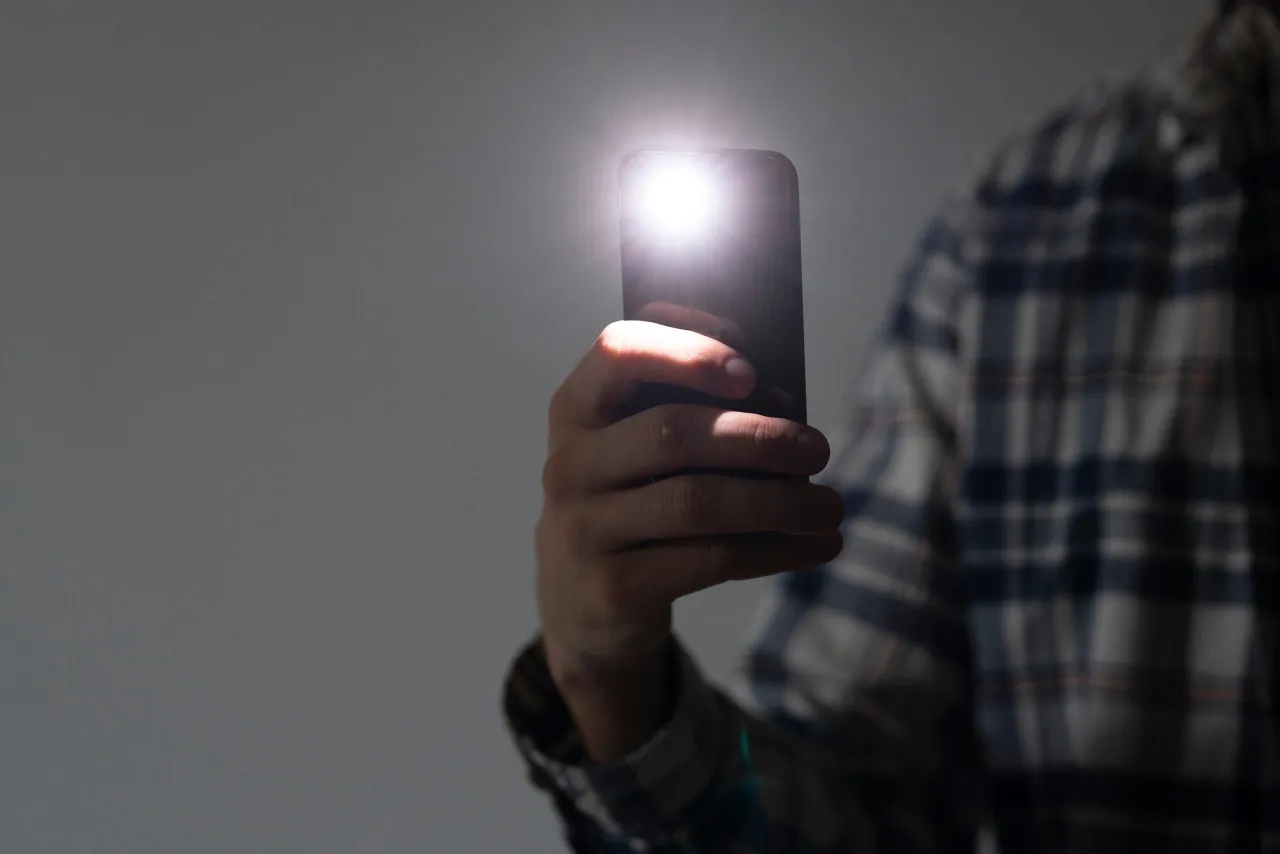 Latarka w telefonie - jak włączyć, naprawić i używać mądrze?