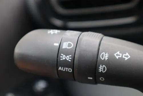 Jak łatwo włączyć przednie światła przeciwmgielne w Toyota Yaris – krok po kroku