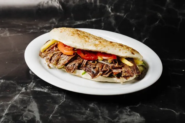 Ile kalorii ma kebab rollo? Zaskakujące różnice w kaloryczności