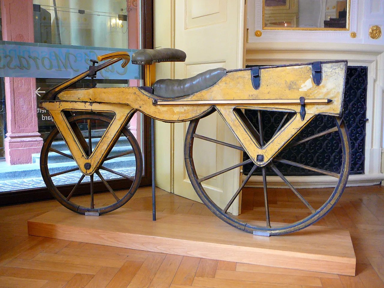 Jak wyglądał pierwszy rower? Fascynująca historia i jego cechy Jak wyglądał pierwszy rower? Fascynująca historia i jego cechy