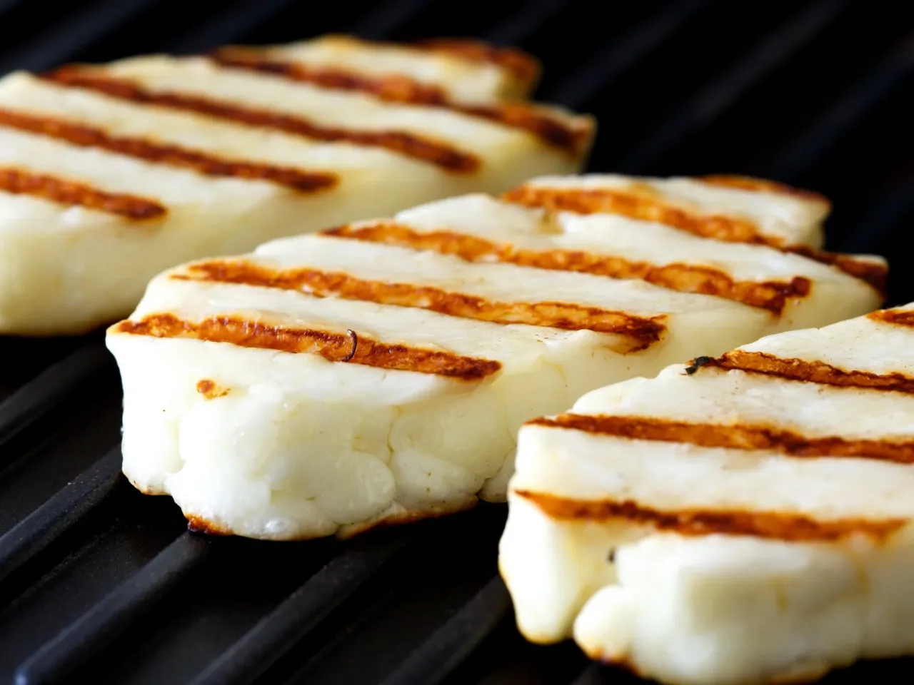 Halloumi z grilla - sekrety perfekcyjnego smaku i konsystencji Halloumi z grilla - sekrety perfekcyjnego smaku i konsystencji