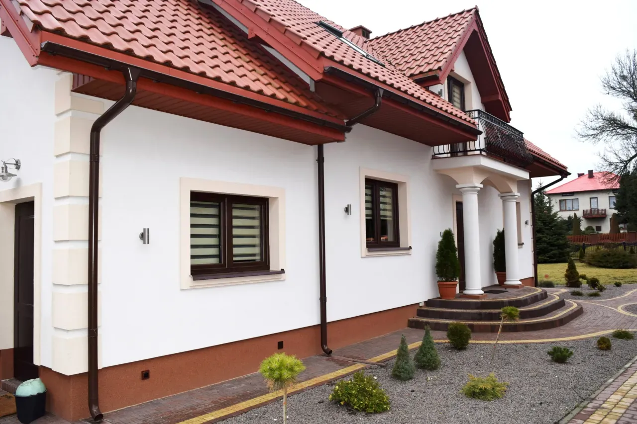 Cokół na elewacji - Co wybrać? Porównanie materiałów i częste błędy Cokół na elewacji - Co wybrać? Porównanie materiałów i częste błędy