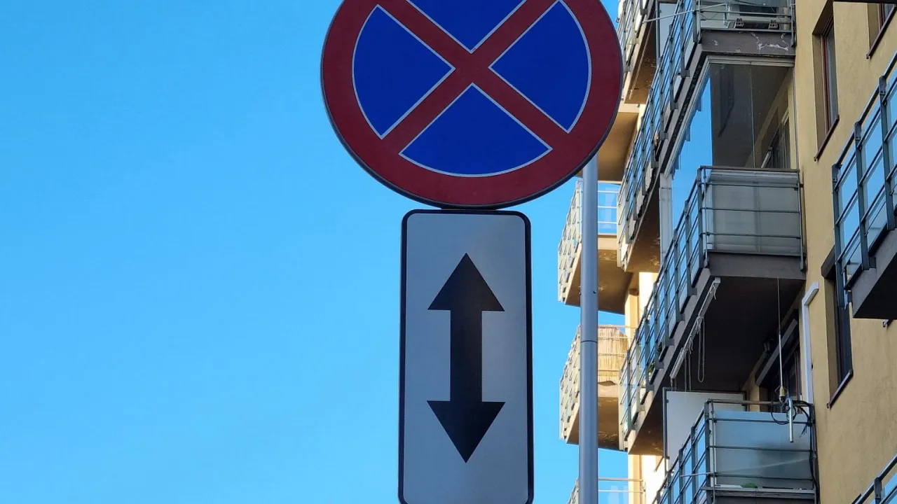 Znak zakazu zatrzymywania ze strzałką - Jak go poprawnie czytać?