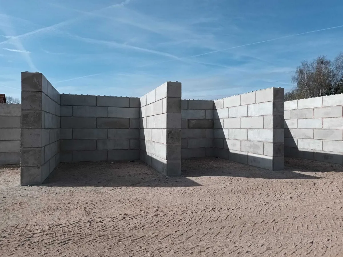 Mur z bloczków betonowych: Poradnik budowy krok po kroku