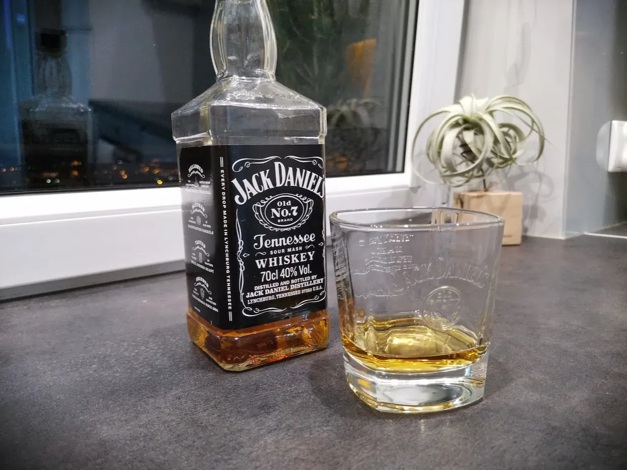 Drinki z Jack Daniel's - Jak zrobić kultowe koktajle w domu?