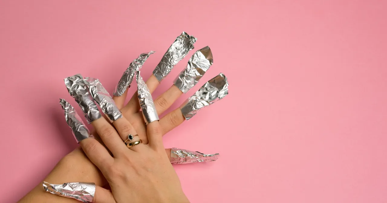 Jak bezpiecznie zdjąć manicure tytanowy w domu? Poradnik Jak bezpiecznie zdjąć manicure tytanowy w domu? Poradnik