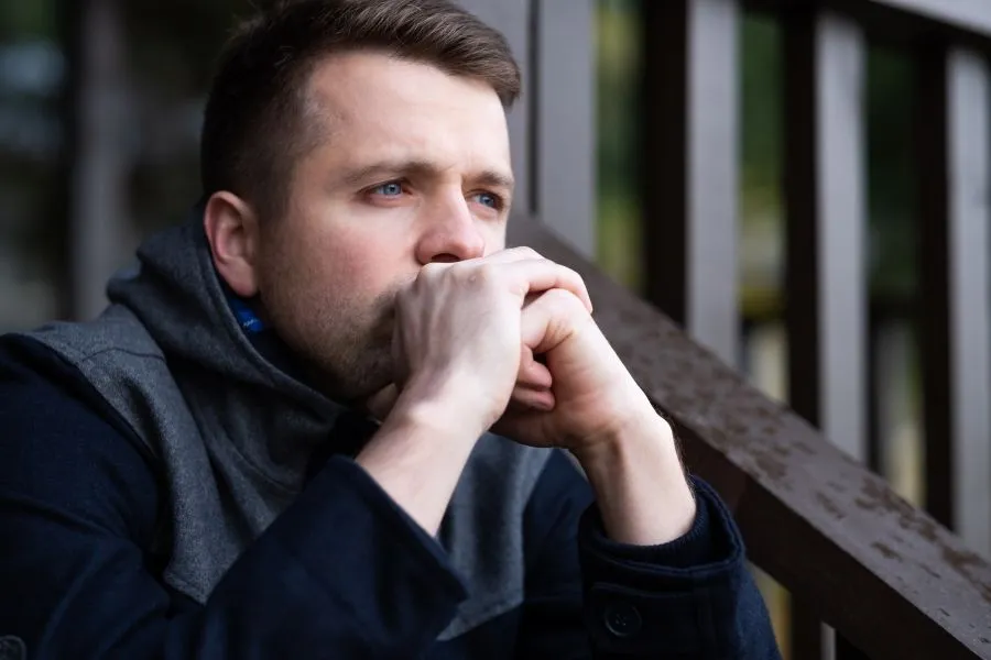 Jak wyglądają etapy rozstania u faceta? Fazy po rozstaniu mężczyzny.