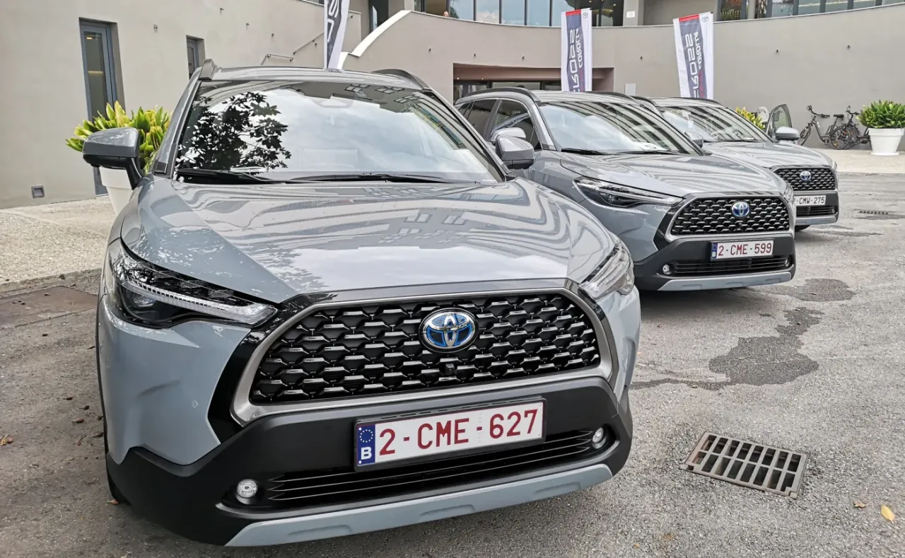 Toyota Corolla Cross - Hybryda 1.8 czy 2.0? Sprawdź, co warto wybrać