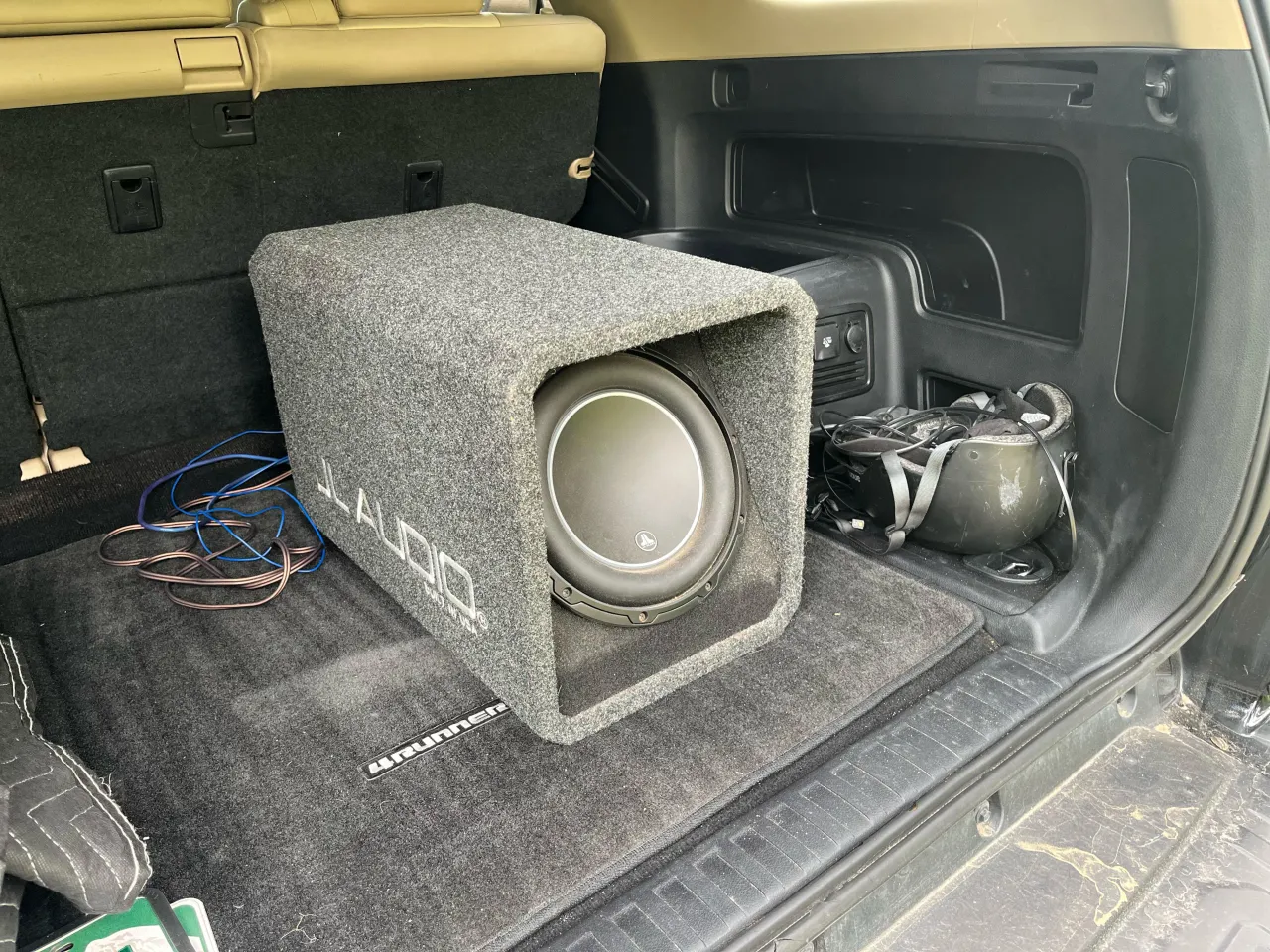 Subwoofer w samochodzie - jak zamontować? Pełny poradnik DIY Subwoofer w samochodzie - jak zamontować? Pełny poradnik DIY