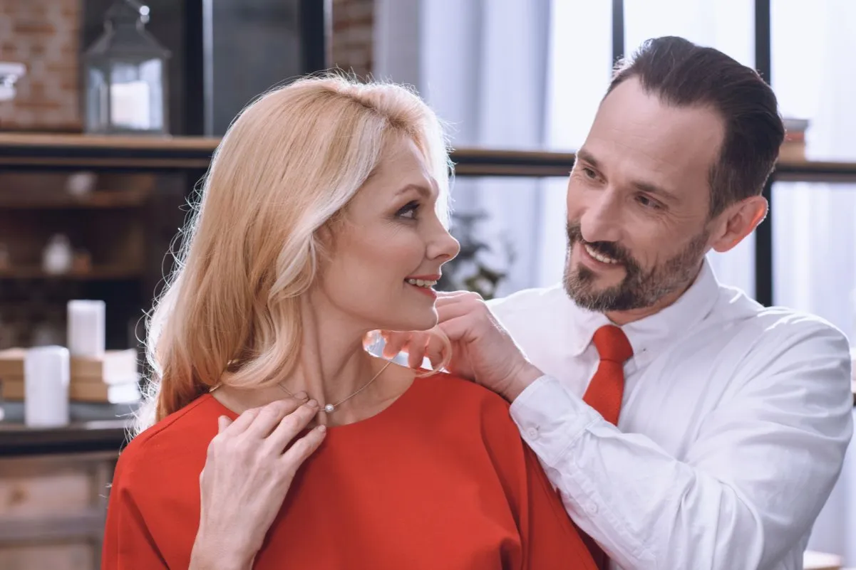 Kiedy mężczyzna daje kobiecie biżuterię? Okazje, znaczenie i zasady. Kiedy mężczyzna daje kobiecie biżuterię? Okazje, znaczenie i zasady.