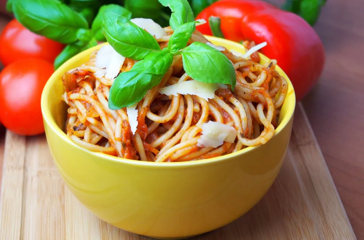 Spaghetti bolognese bez mięsa - pyszne przepisy, które zachwycą smakoszy