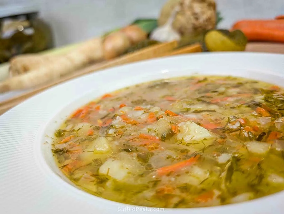 Co dodać do zupy ogórkowej, by zaskoczyć smakiem i aromatem
